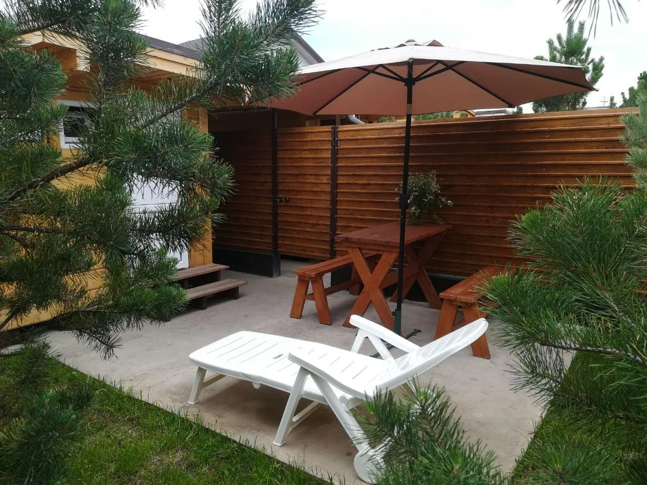 Зона отдыха с шезлонгами