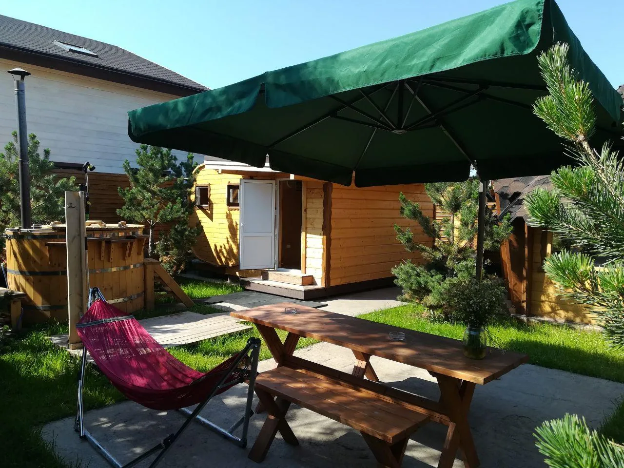 Летний двор с гамаком